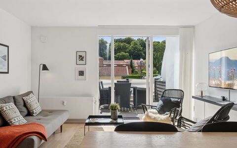 Benthe - 100M from the Sea: Mobilia, Interior Design, Pavimentazione, Parete, Pavimento, Divano, Soggiorno, Legna, Soffitto, Tavolo