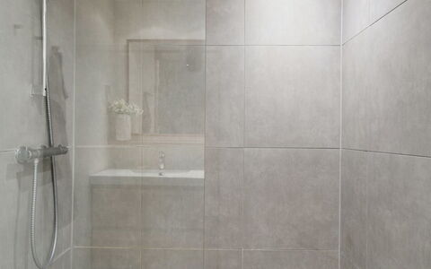 Benthe - 100M from the Sea: Pavimentazione, Parete, Bagno, Pavimento, Idraulico Fixture, Interior Design, Piastrella, Soffione Doccia, Materiale Composito, Doccia