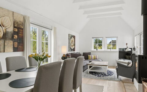 Franka - 1.1Km from the Sea: Interior Design, Pavimentazione, Legna, Soffitto, Mobilia, Pavimento, Casa, Divano, Soggiorno, Camera