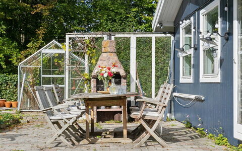 Aleksia - 1.4Km from the Sea: Vegetazione, Arbusto, Primavera, Villetta, Giardino, Shade, Backyard, Cortile, Sedia