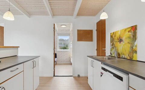 Gittel - 200M from the Sea: Cucina, Pavimentazione, Controsoffitto, Interior Design, Legna, Pavimento, Soffitto, Cabinetry, Pavimento In Legno, Mobilia
