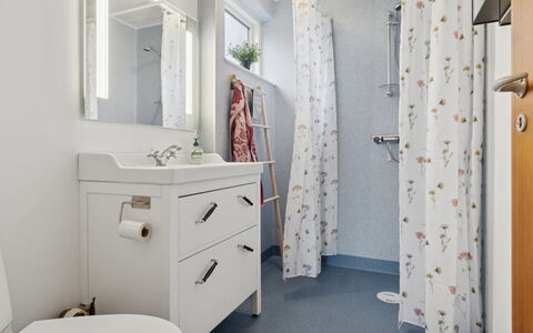 Gittel - 200M from the Sea: Interior Design, Pavimentazione, Pavimento, Idraulico Fixture, Bagno, Soffitto, Camera, Specchio, Idraulico, Mobiletto Del Bagno