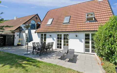 Skjold - 250M from the Sea: Costruzione, Casa, Finestra, Casa, Tetto, Zona Residenziale, Arbusto, Villetta, Lotto