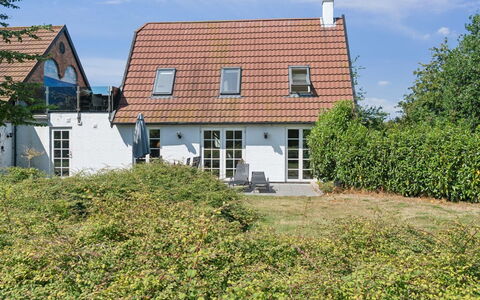 Skjold - 250M from the Sea: Costruzione, Casa, Finestra, Casa, Tetto, Zona Residenziale, Arbusto, Villetta, Lotto