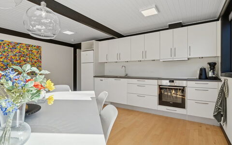 Alvilda - 200M from the Sea: Interior Design, Mobilia, Pavimentazione, Cucina, Lampada, Legna, Soffitto, Controsoffitto, Pavimento, Illuminazione