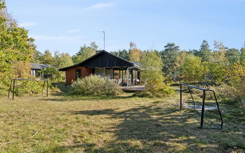 Alvilda - 200M from the Sea: Erba, Albero, Area Rurale, Lotto, Villetta, Tetto, Edifici Giardino, Capannone, Shade