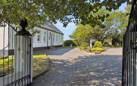 Ofelia - 4Km from the Sea: Tetto, Casa, Casa, Villetta, Porta, Raccordo, Estate, Prato, Cortile, Portico