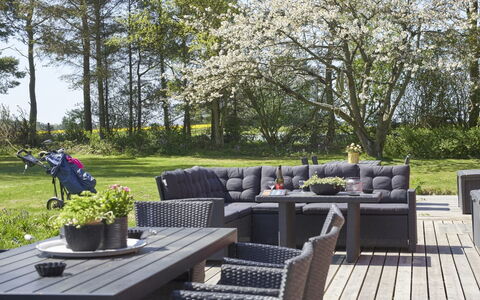 Jerg - 1Km from the Sea: Mobili Da Esterno, Tavolo Esterno, Vaso Di Fiori, Giardino, Pianta Della Casa, Design, Landscaping, Latifoglie, Sedia, Deck