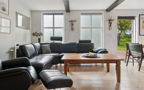 Jerg - 1Km from the Sea: Mobilia, Pavimentazione, Interior Design, Soggiorno, Pavimento, Casa, Divano, Camera