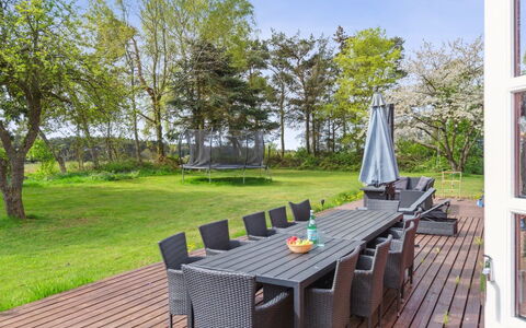Jerg - 1Km from the Sea: Mobilia, Latifoglie, Giardino, Shade, Sedia, Deck, Mobili Da Esterno, Pavimento In Legno, Plank, Prato