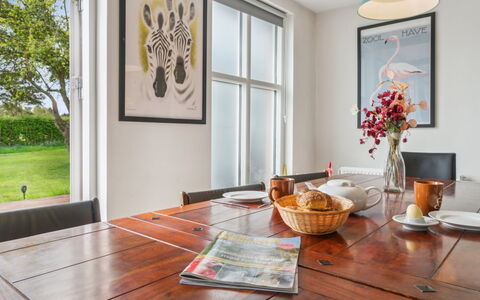 Jerg - 1Km from the Sea: Mobilia, Interior Design, Pavimentazione, Sala Da Pranzo, Tavolo, Parete, Pavimento, Legna, Cucina & Sala Da Pranzo Tavolo, Sedia