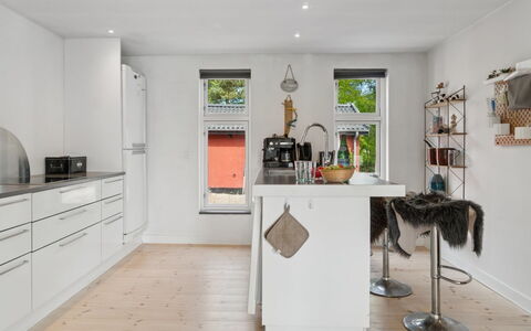 Jerg - 1Km from the Sea: Mobilia, Pavimentazione, Interior Design, Cucina, Elettrodomestico Da Cucina, Controsoffitto, Pavimento, Cabinetry, Legna, Apparecchio Major
