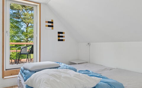 Jerg - 1Km from the Sea: Interior Design, Legna, Mobilia, Pavimentazione, Camera Da Letto, Pavimento, Letto, Biancheria, Casa, Lenzuolo