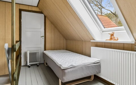 Hening - 150M from the Sea: Pavimentazione, Legna, Pavimento, Interior Design, Mobilia, Camera, Camera Da Letto, Biancheria, Pavimento In Legno, Letto