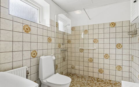 Hening - 150M from the Sea: Pavimentazione, Pavimento, Piastrella, Toilet Seat, Gabinetto, Idraulico Fixture, Bagno, Idraulico, Ceramica