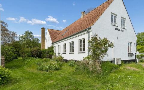 Hening - 150M from the Sea: Erba, Costruzione, Casa, Tetto, Villetta, Casa, Arbusto, Nube, Lotto