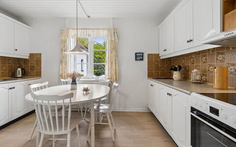 Hening - 150M from the Sea: Pavimentazione, Interior Design, Pavimento, Cucina, Mobilia, Legna, Controsoffitto, Soffitto, Cabinetry, Casa