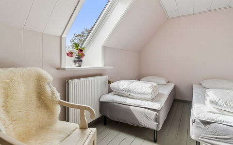 Hening - 150M from the Sea: Camera Da Letto, Legna, Letto, Mobilia, Bedding, Lenzuolo, Interior Design, Pavimento, Casa, Biancheria