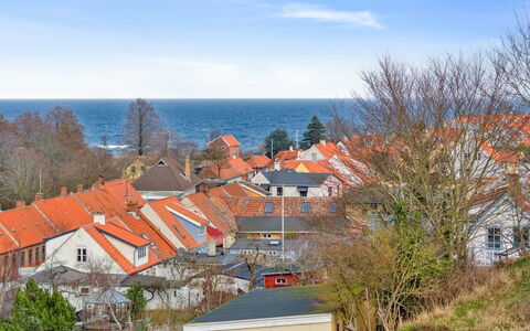Hening - 150M from the Sea: Blu, Orizzonte, Zona Residenziale, Nube, Tetto, Casa, Mare, Sobborgo, Oceano, Costa