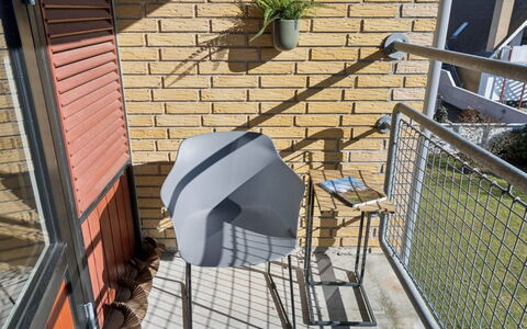 Amilia - 100M from the Sea: Vegetazione, Arbusto, Primavera, Villetta, Giardino, Shade, Backyard, Cortile, Sedia