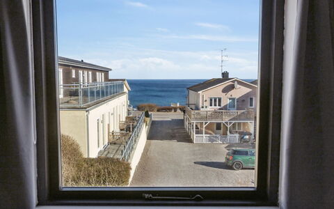 Amilia - 100M from the Sea: Vegetazione, Arbusto, Primavera, Villetta, Giardino, Shade, Backyard, Cortile, Sedia
