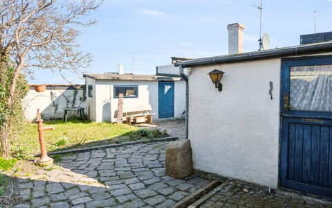 Ariela - 150M from the Sea: Zona Residenziale, Arbusto, Casa, Casa, Giardino, Estate, Shade, Landscaping, Prato