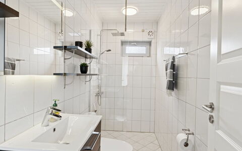 Evalina - 150M from the Sea: Bagno, Interior Design, Idraulico Fixture, Pavimentazione, Parete, Pavimento, Lavello, Lavandino Del Bagno, Gabinetto, Rubinetto