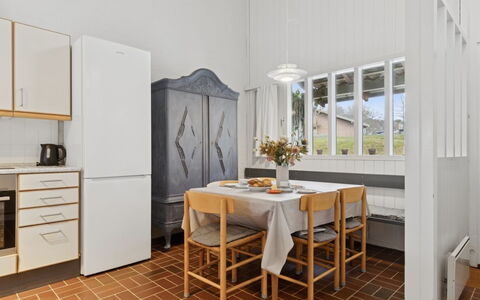 Arnt - 100M from the Sea: Pavimentazione, Interior Design, Mobilia, Pavimento, Legna, Soffitto, Cucina, Illuminazione, Camera, Appartamento