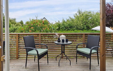 Elso - 5Km from the Sea: Zona Residenziale, Arbusto, Casa, Casa, Giardino, Estate, Shade, Landscaping, Prato