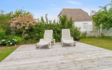 Elso - 5Km from the Sea: Zona Residenziale, Arbusto, Casa, Casa, Giardino, Estate, Shade, Landscaping, Prato