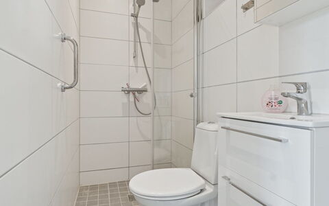 Elso - 5Km from the Sea: Bagno, Idraulico Fixture, Pavimentazione, Toilet Seat, Gabinetto, Pavimento, Interior Design, Lavello, Idraulico, Lavandino Del Bagno
