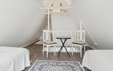 Elso - 5Km from the Sea: Pavimentazione, Pavimento, Interior Design, Mobilia, Legna, Camera Da Letto, Soffitto, Letto, Illuminazione, Camera