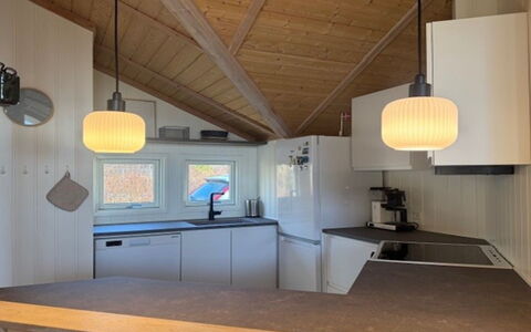 Vilmar - 250M from the Sea: Zona Residenziale, Arbusto, Casa, Casa, Giardino, Estate, Shade, Landscaping, Prato