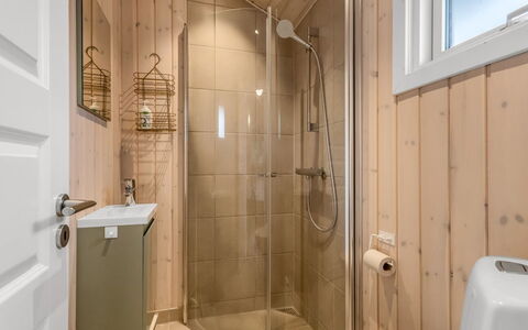 Vilmar - 250M from the Sea: Pavimentazione, Pavimento, Parete, Legna, Idraulico Fixture, Interior Design, Bagno, Soffitto, Gabinetto, Camera