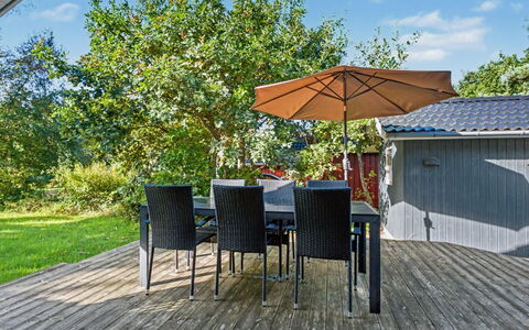 Vilmar - 250M from the Sea: Mobilia, Mobili Da Esterno, Arbusto, Sedia, Giardino, Shade, Tavolo Esterno, Deck, Latifoglie