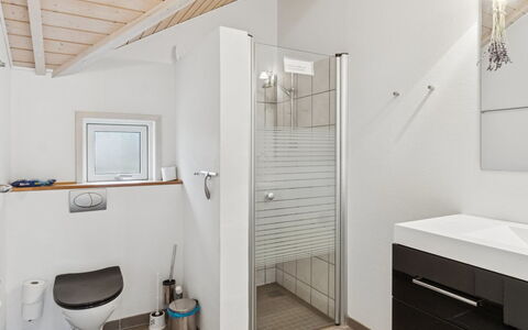 Loreia - 350M from the Sea: Idraulico Fixture, Interior Design, Pavimentazione, Pavimento, Soffitto, Bagno, Lavello, Lavandino Del Bagno, Rubinetto, Mobiletto Del Bagno