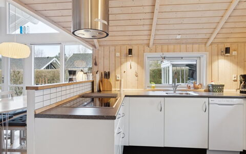 Loreia - 350M from the Sea: Cucina, Controsoffitto, Legna, Interior Design, Soffitto, Pavimentazione, Elettrodomestico Da Cucina, Casa, Cabinetry, Lampada