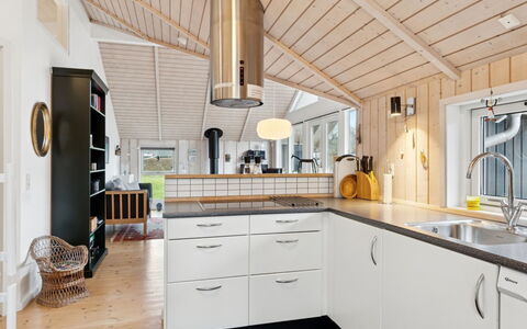 Loreia - 350M from the Sea: Legna, Cucina, Soffitto, Interior Design, Controsoffitto, Pavimentazione, Lampada, Casa, Cabinetry, Elettrodomestico Da Cucina