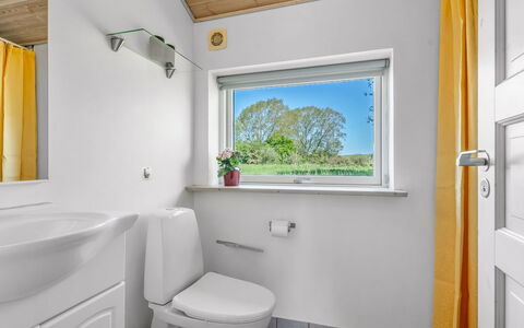 Svenne - 600M from the Sea: Idraulico Fixture, Pavimentazione, Pavimento, Idraulico, Soffitto, Rubinetto, Bagno, Gabinetto, Lavello, Lavandino Del Bagno