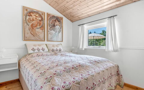 Svenne - 600M from the Sea: Letto, Camera Da Letto, Lenzuolo, Legna, Bedding, Interior Design, Mobilia, Soffitto, Casa, Biancheria