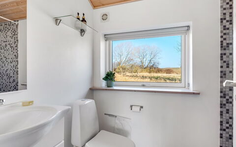 Svenne - 600M from the Sea: Idraulico Fixture, Parete, Interior Design, Pavimentazione, Bagno, Soffitto, Pavimento, Rubinetto, Lavello, Idraulico