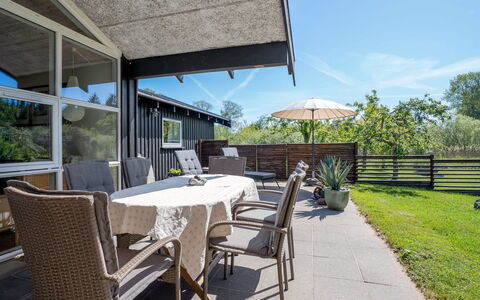 Svenne - 600M from the Sea: Portico, Zona Residenziale, Casa, Lotto, Shade, Tetto, Giardino, Porta, Groundcover, Sedia