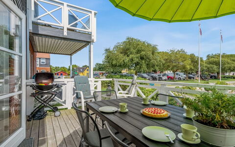Thorfin - 10M from the Sea: Zona Residenziale, Arbusto, Casa, Casa, Giardino, Estate, Shade, Landscaping, Prato