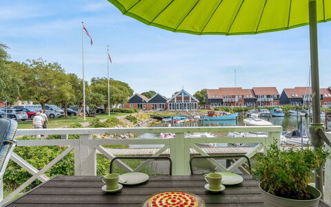 Thorfin - 10M from the Sea: Zona Residenziale, Arbusto, Casa, Casa, Giardino, Estate, Shade, Landscaping, Prato
