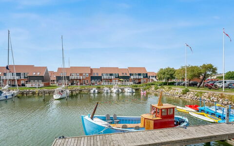 Thorfin - 10M from the Sea: Zona Residenziale, Arbusto, Casa, Casa, Giardino, Estate, Shade, Landscaping, Prato