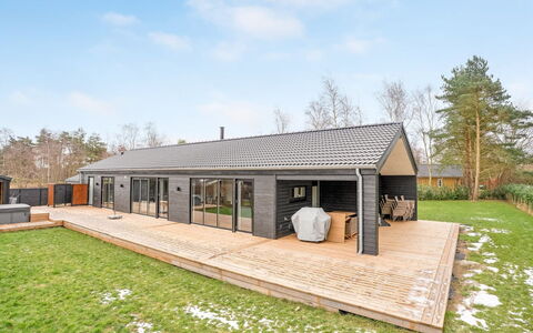 Martin - 800M from the Sea: Zona Residenziale, Arbusto, Casa, Casa, Giardino, Estate, Shade, Landscaping, Prato