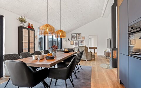 Martin - 800M from the Sea: Zona Residenziale, Arbusto, Casa, Casa, Giardino, Estate, Shade, Landscaping, Prato