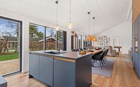 Martin - 800M from the Sea: Zona Residenziale, Arbusto, Casa, Casa, Giardino, Estate, Shade, Landscaping, Prato