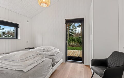 Martin - 800M from the Sea: Zona Residenziale, Arbusto, Casa, Casa, Giardino, Estate, Shade, Landscaping, Prato