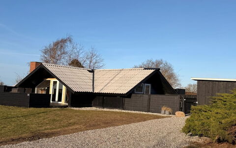 Kajsa - 150M from the Sea: Zona Residenziale, Arbusto, Casa, Casa, Giardino, Estate, Shade, Landscaping, Prato